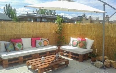 Lounge de palets en la terraza de un ático